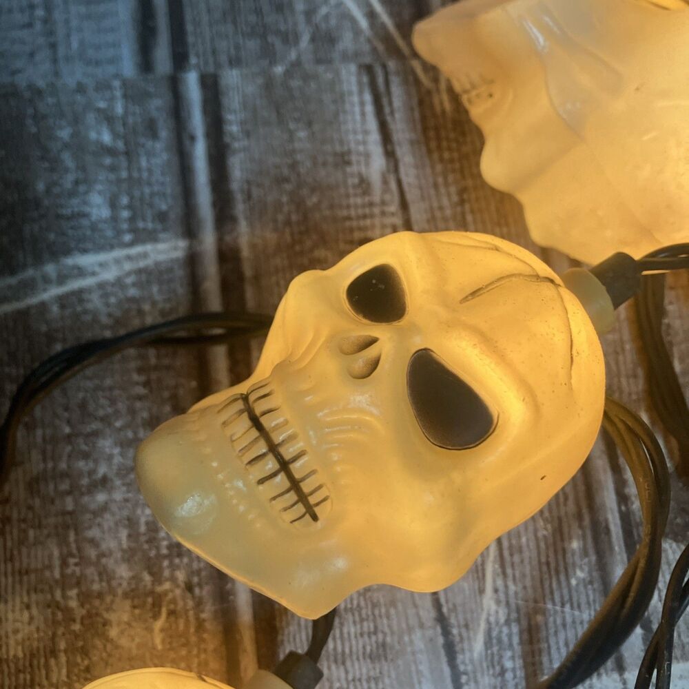 VTG 2 Strands of Halloween Lights 20 Skeleton Blow Mold Heads Works 17.5 Feet